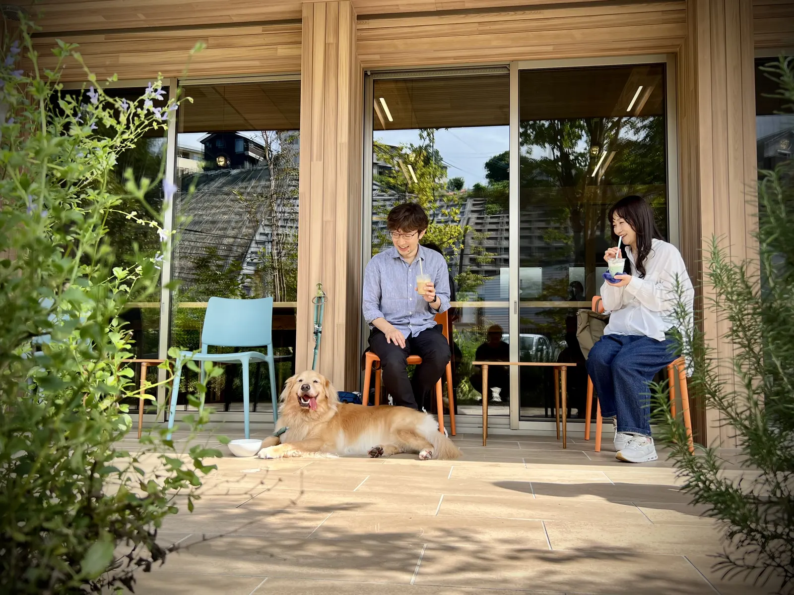 Ponoのテラス席。犬と一緒に過ごすお客さま